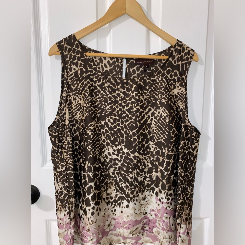 Dana Buckman sleeveless top size XL.